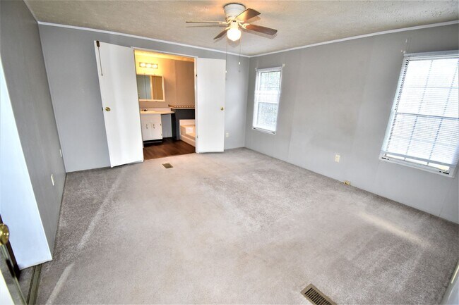Building Photo - 3 Bedroom Pet Friendly Home For Rent in Th...