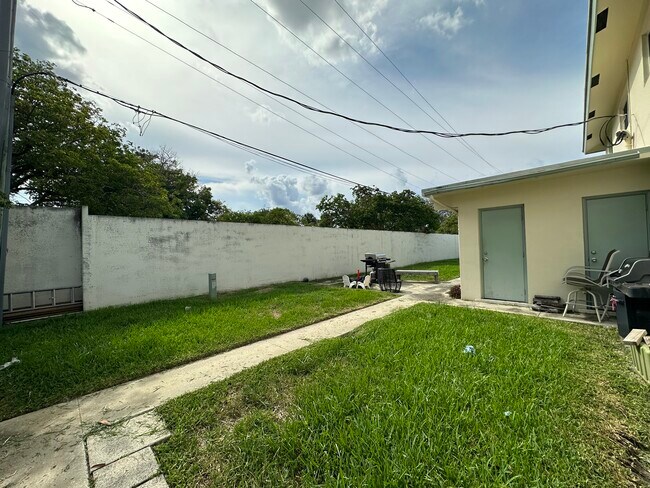 Building Photo - 4731 NE 21st Ter