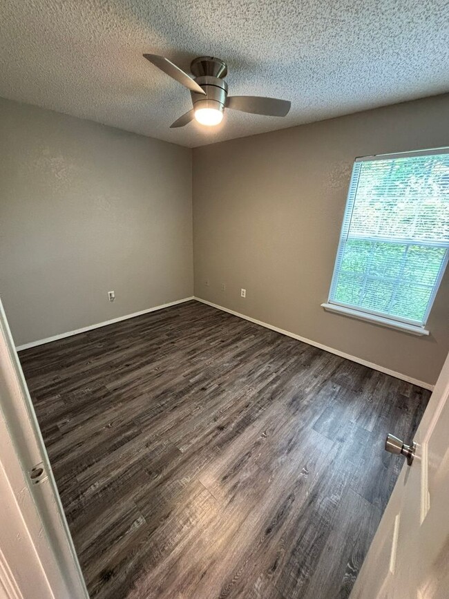 Building Photo - Adorable 2-Bedroom, 1-Bathroom Home in Spr...