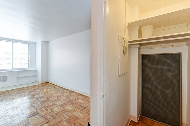 Building Photo - Charming & Bright Junior One Bedroom at River Place North