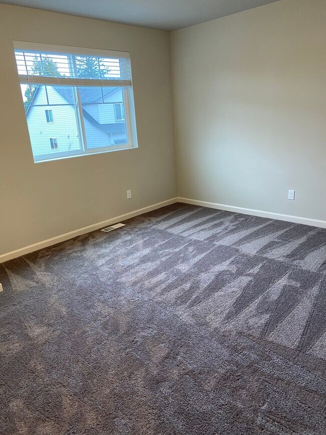 Building Photo - AVAILABLE NOW!!! 4BD/3BA - Pet friendly + Fenced Yard & Washer/Dryer Included - Great South Locat...