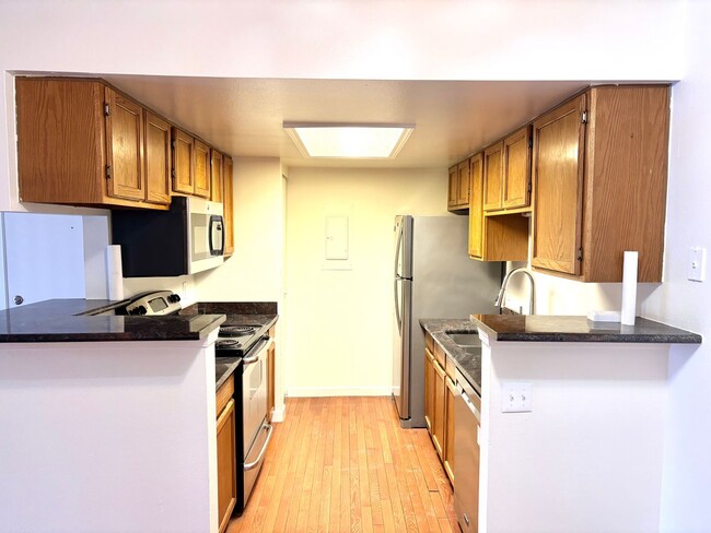 Building Photo - Nicely updated 2bd 2 ba Condo for rent Den...