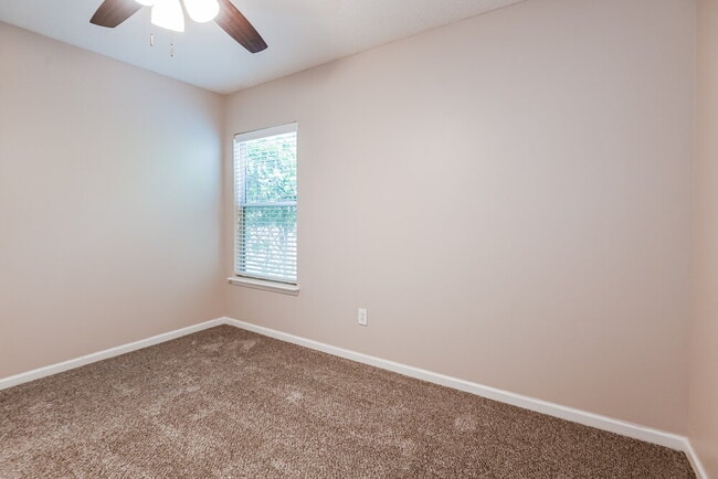 Building Photo - 2112 S Cranbrook Ave