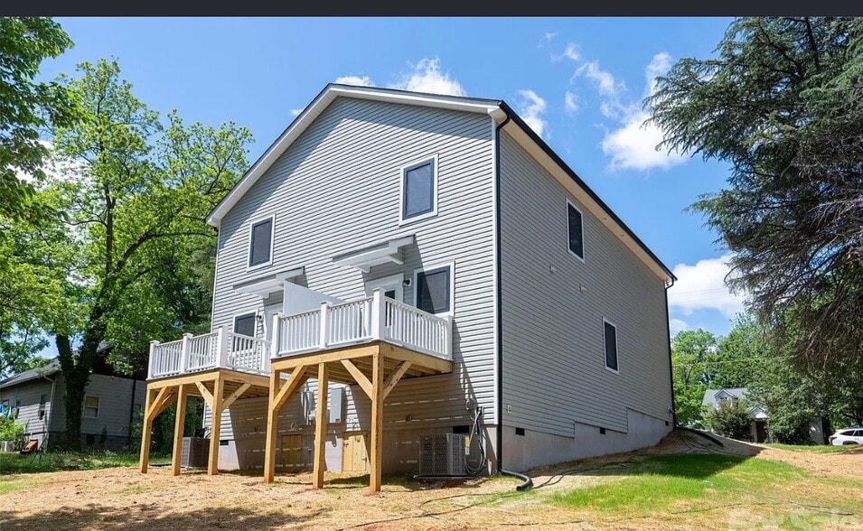Building Photo - 1038 12th St NE