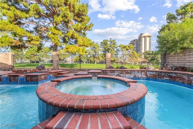 Building Photo - 968 Pinehurst Dr