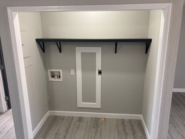 Building Photo - 2 Bedroom , 1 Bathroom Apartment!