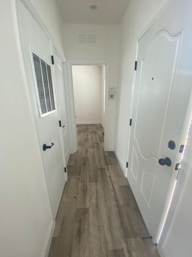 Building Photo - Downtown Ventura- One Bedroom Cottage