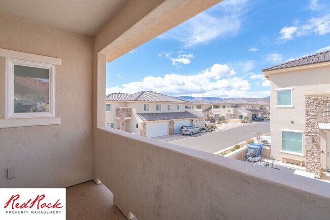 Building Photo - 3 Bedroom, 2.5 Bathroom Townhome in Ivins City