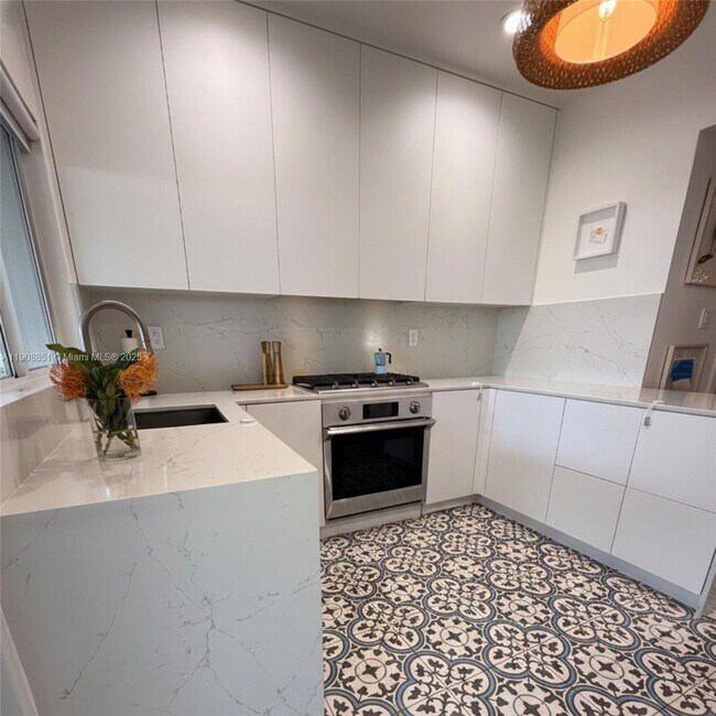 Building Photo - 1345 SW 60th Ct