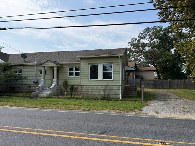 Building Photo - 140 Almond Rd