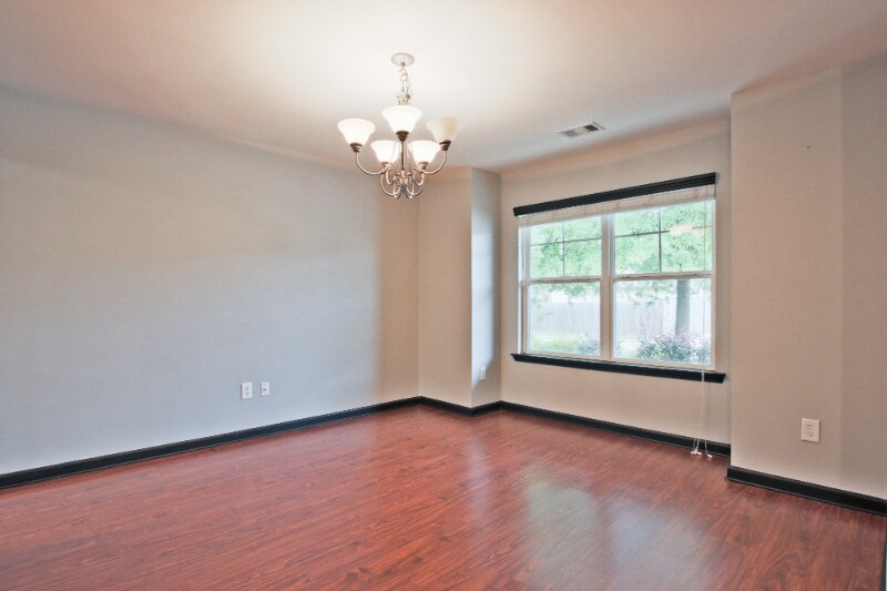 Building Photo - 462 Walnut Woods Dr