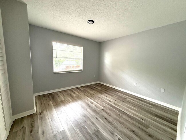 Building Photo - Charming 2-Bed/1-Bath First-Floor Condo in Gated Sarasota Community!