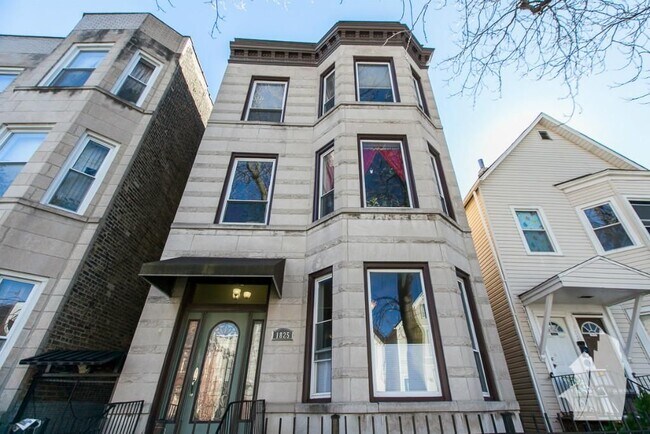 Refurnished Logan Square Apartment - 1825 N Washtenaw Ave