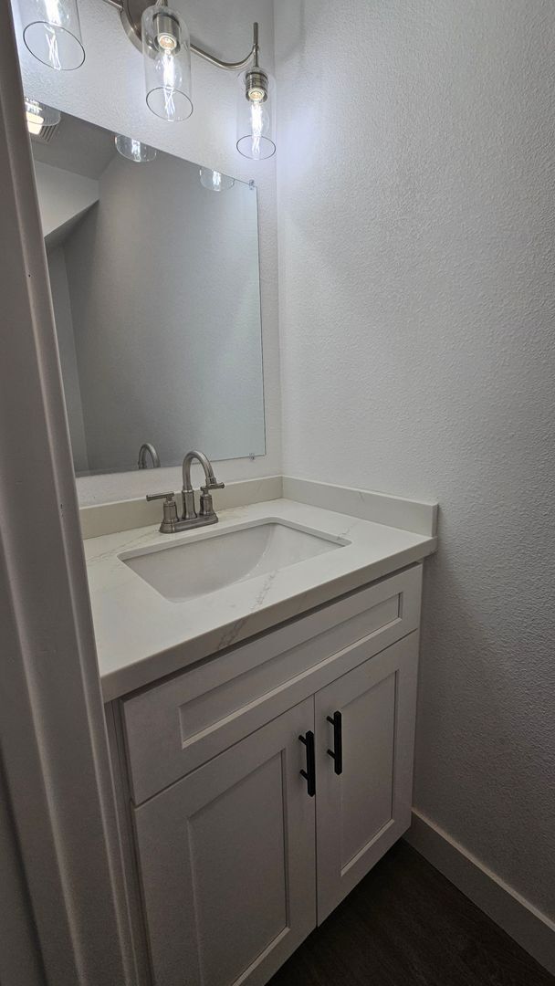 Building Photo - Beautiful 2BD 1.5BA Recently Remodeled Condo in Forest Park Plaza