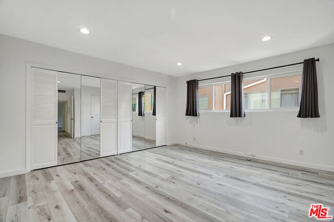 Building Photo - 10823 Camarillo St