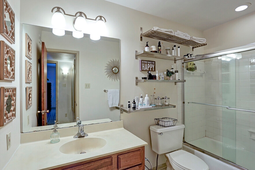 Bathroom - 2507 Montrose Blvd