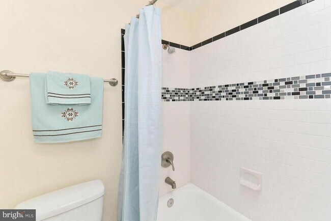 Building Photo - 1648 L St NE