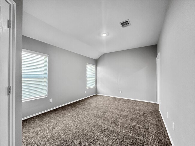 Building Photo - 937 Silver Birch Br