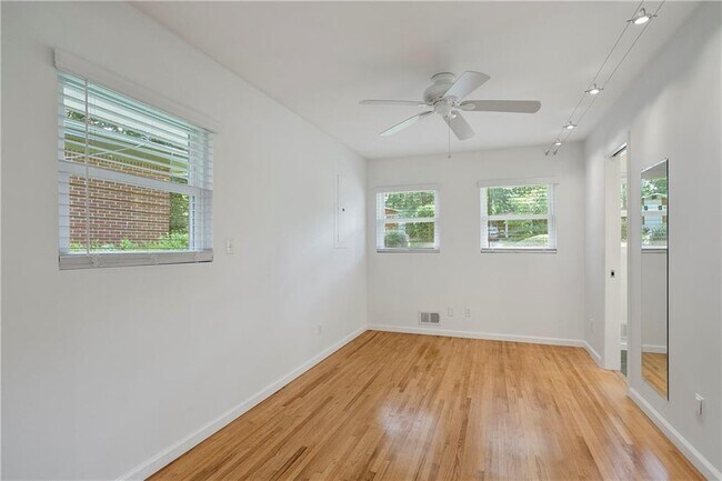 Building Photo - 2558 Woodacres Rd NE