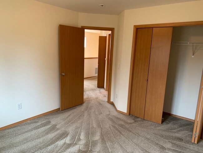 Building Photo - Beautiful 3-bd, 2.5-bath house The Ridge in Kent.