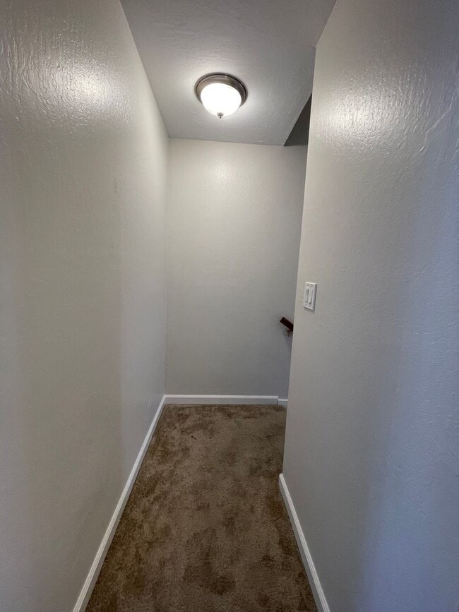 Building Photo - Beautiful Updated 3 Bedroom, 2 1/2 Bath Condo