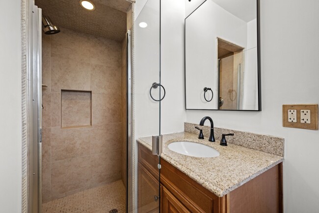 Building Photo - Renovated 3BR 2BA in Prime Beverly Hills | In-Unit W/D + Parking