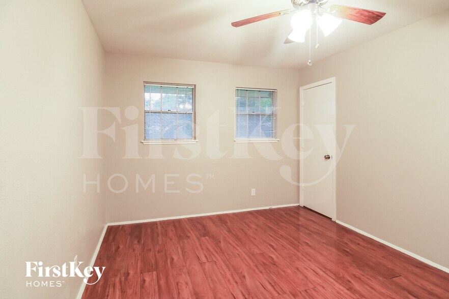 Building Photo - 4415 Akard St