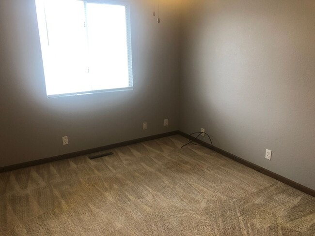 Building Photo - Beautiful 3 bed townhouse!