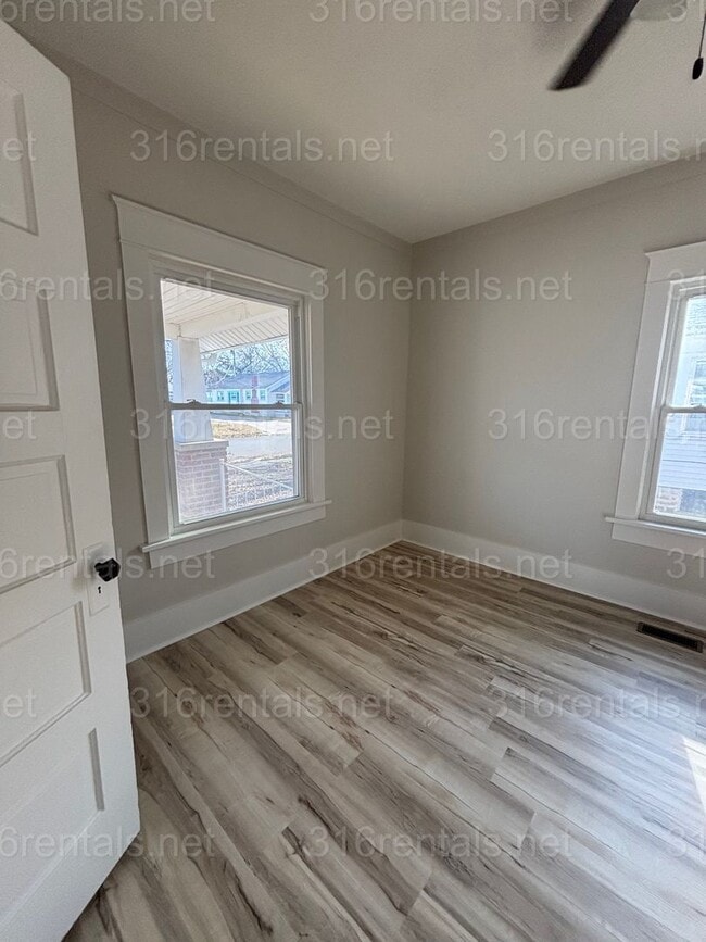 Building Photo - 2 bedroom 1 bath available NOW!