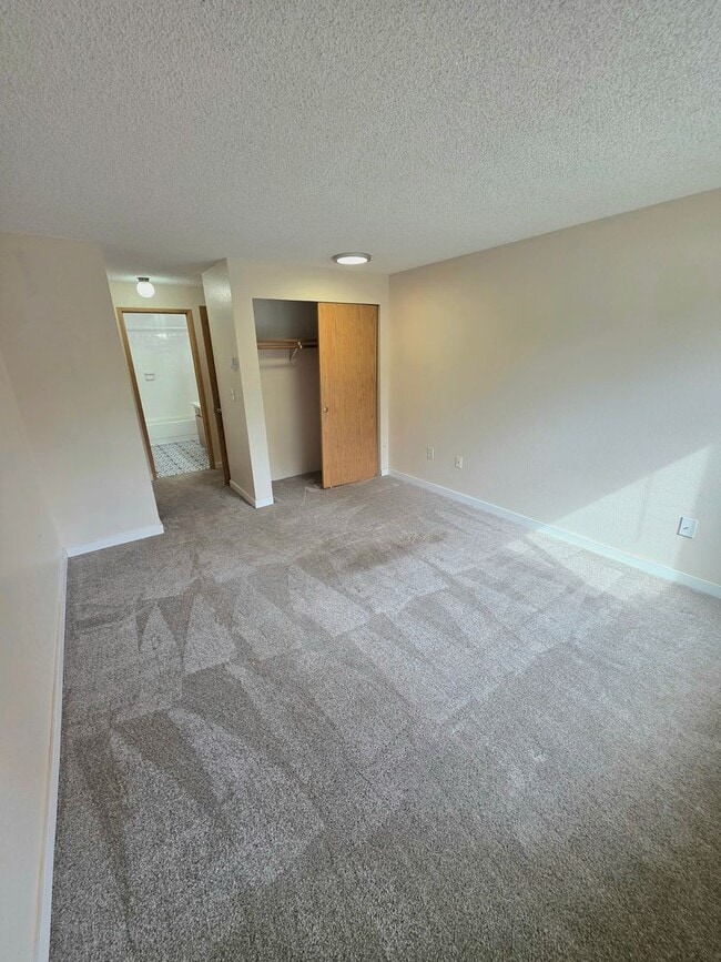 Building Photo - Renton Sunset Heights Condominiums - 2 bedroom 1 bathroom lower floor unit - Water, Sewer & Garba...