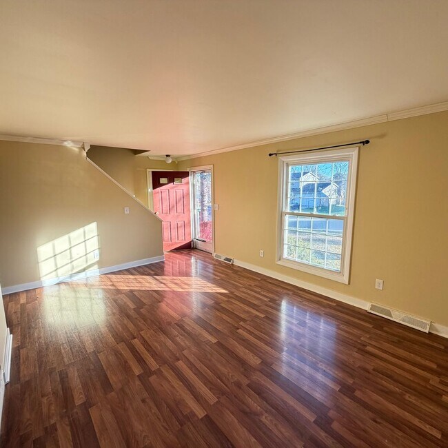 Building Photo - Four Bedroom Home in Forest Hills Schools!