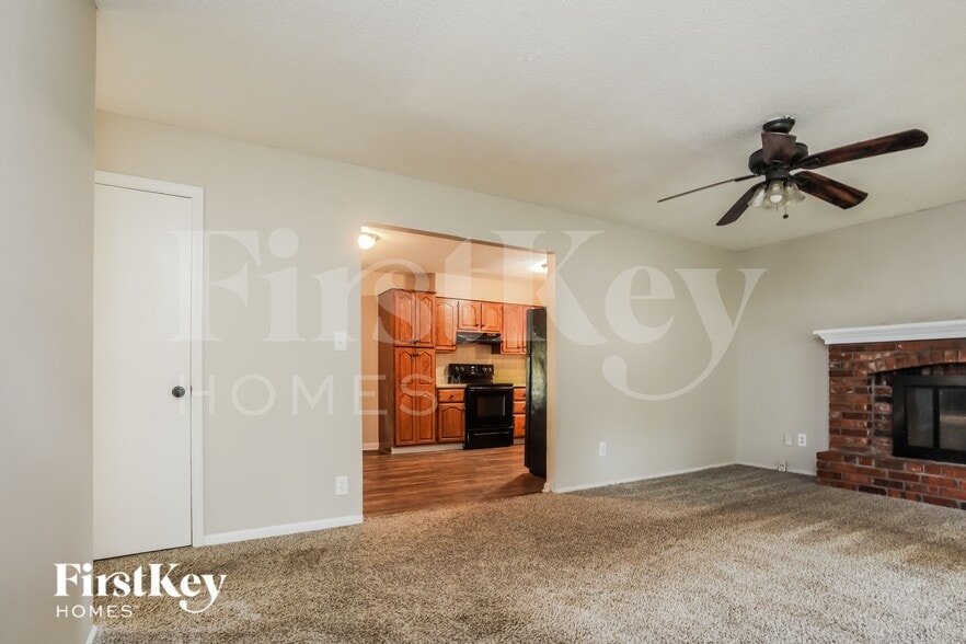 Building Photo - 706 N Redwood Dr