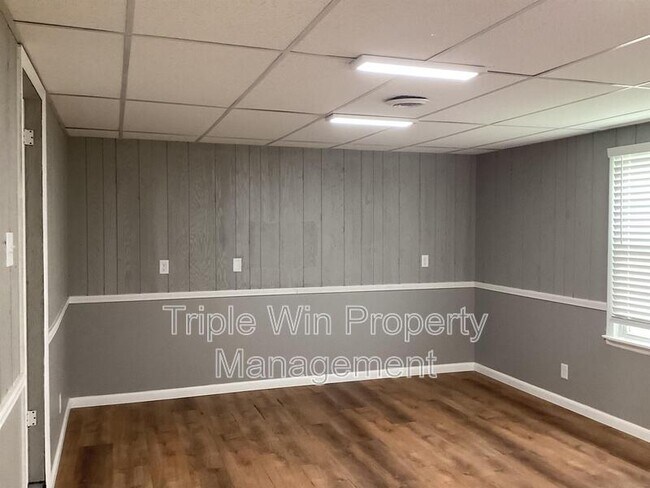 Building Photo - 563 Apex Dr