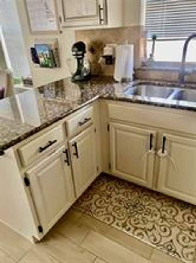 Building Photo - Beautifully Updated 3 Bedroom plus Study i...