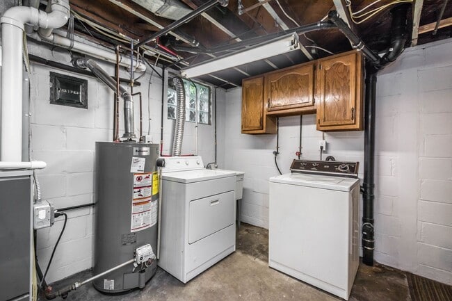Building Photo - AVAILABLE AUGUST 1ST! DON'T MISS THIS BEAUTIFUL 3 BEDROOM IN WEST MIFFLIN!