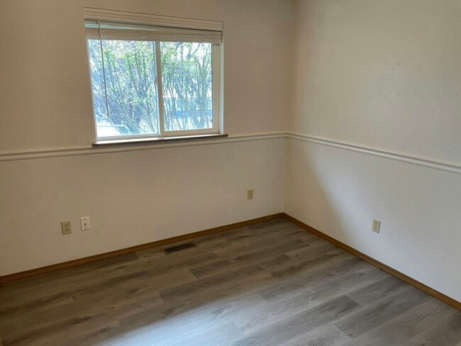 Building Photo - 4801 Hillcrest Dr