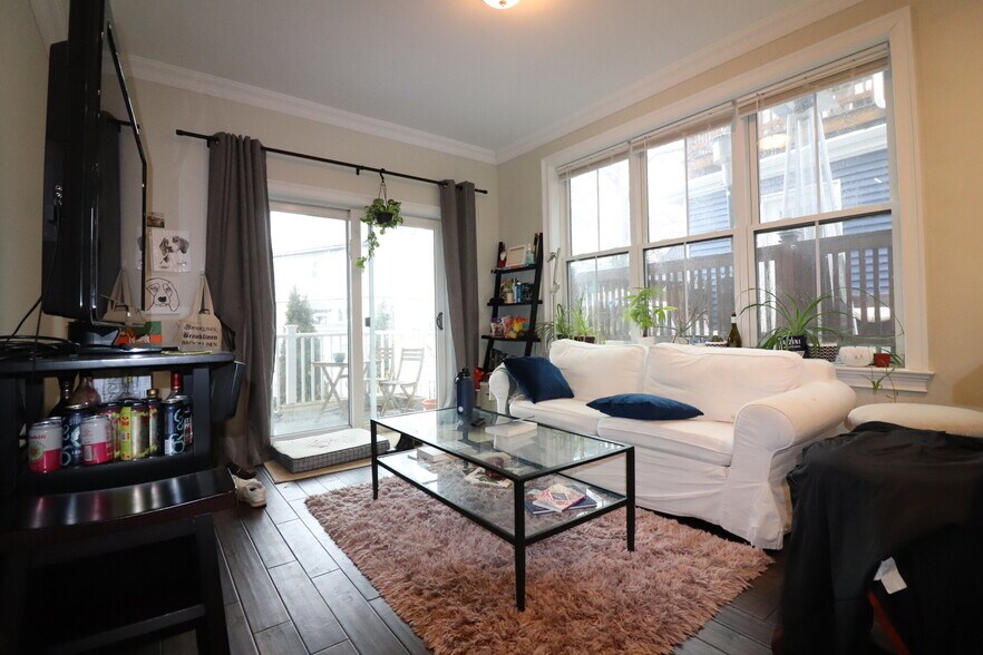 Building Photo - 140 Minden St