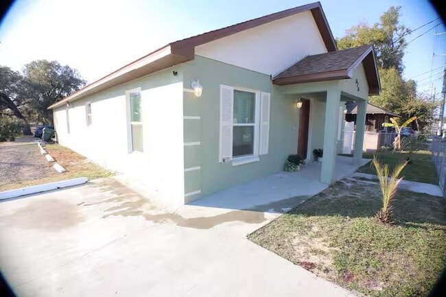 Building Photo - 826 N Lincoln Ave