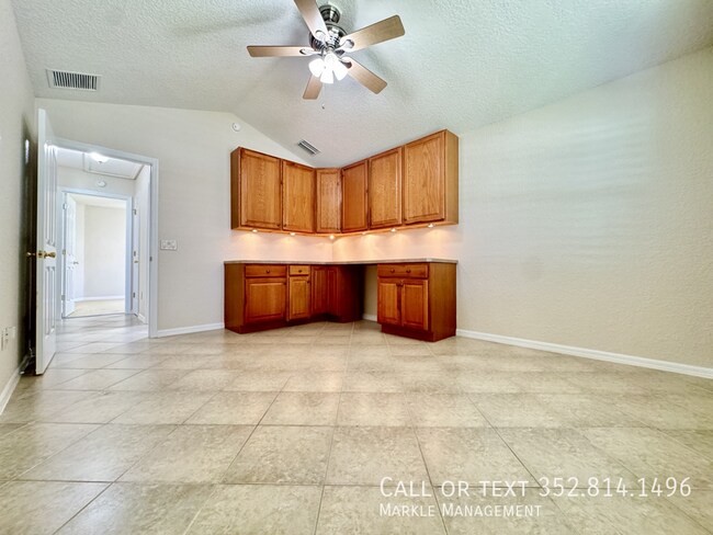 Building Photo - 487 Thistledown Way