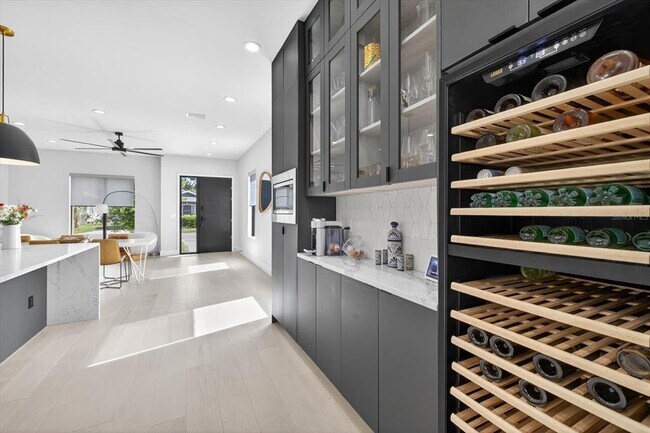 Building Photo - 423 W Amelia Ave