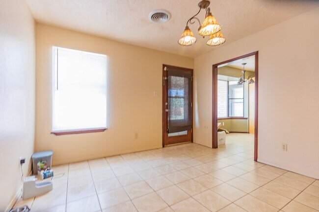 Building Photo - 3 Bedroom 2 Bath Home