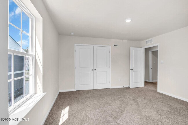 Building Photo - 10 Penny Ln