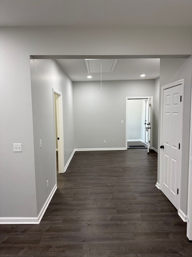 Building Photo - 1 Bed/1 Bath Apartment (Upstairs)