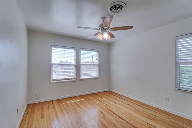 Building Photo - 4+2 Downtown Truxtun Ave Charm!