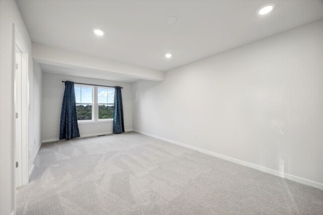 Building Photo - 3 Bedroom End-Unit Townhome in Spring City