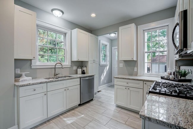 Building Photo - 2056 Summit Ave