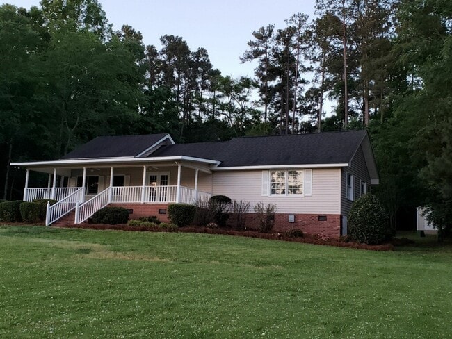 Building Photo - Lake Front 2-Bedroom Home on Beautiful Lake Wylie with a Dock and Boat Lift