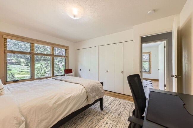 Building Photo - Stunning 4 BDR/2BA Mountain Retreat