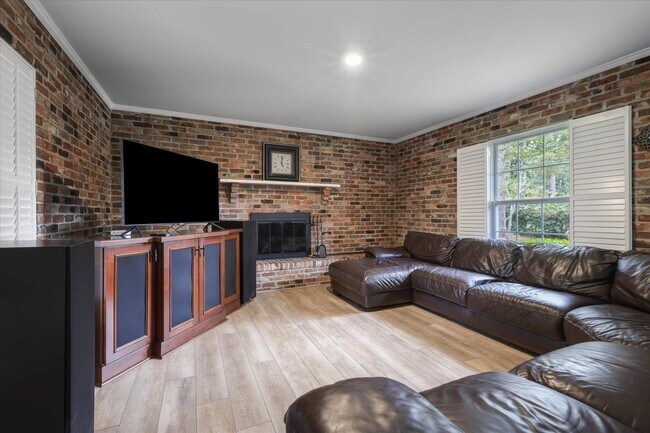 Building Photo - 1917 Sharon Rd