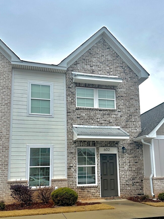 Building Photo - 3855 Academy Dr